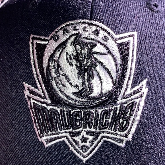 EUC NBA Black Small Medium Fitted Dallas Mavericks Hat - Picture 2 of 8